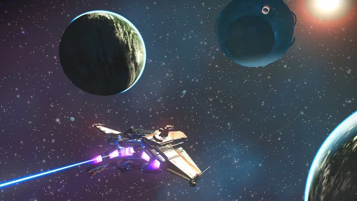 Dans l'univers de No Man's Sky, un vaisseau spatial aux moteurs violets navigue entre plusieurs planètes sous une étoile brillante.