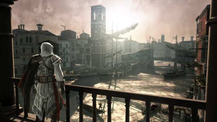 Dans Assassin's Creed II, un assassin en tenue blanche observe Venise depuis une terrasse.