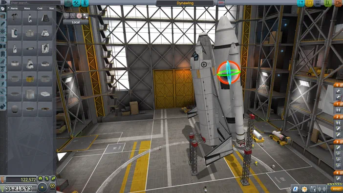 Capture d'écran du jeu Kerbal Space Program montrant une fusée blanche dans un hangar avec des outils de construction à gauche.