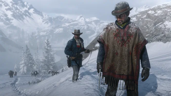 Deux personnages de Red Dead Redemption 2 marchent dans une montagne enneigée avec des chevaux en arrière-plan.