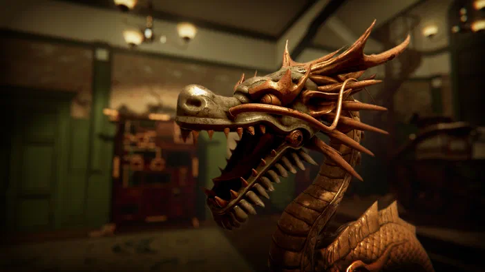 Capture d'écran du jeu The Room 4: Old Sins montrant une tête de dragon en métal avec des cornes et des dents acérées dans un intérieur sombre.