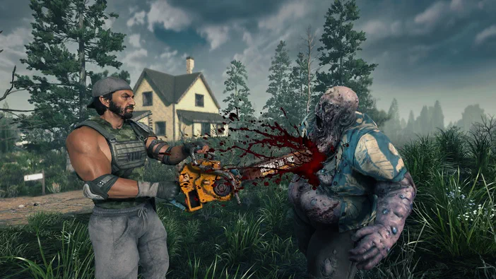 Dans le jeu vidéo 7 Days to Die, un personnage masculin utilise une tronçonneuse pour trancher la tête d'un zombie géant dans un environnement extérieur avec des arbres et une maison en arrière-plan.
