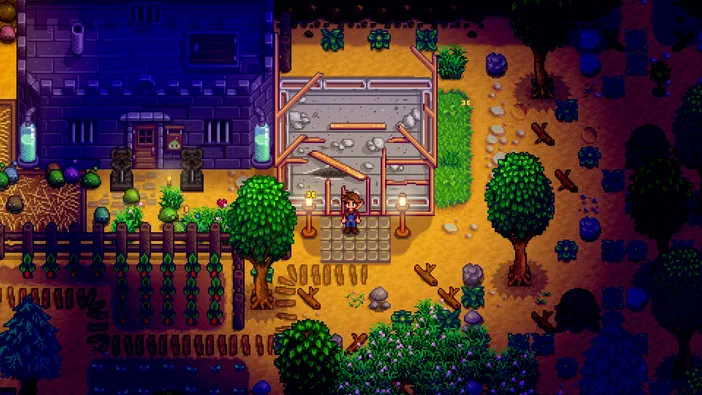 Dans Stardew Valley, un personnage se tient devant une maison en construction sur son terrain agricole.