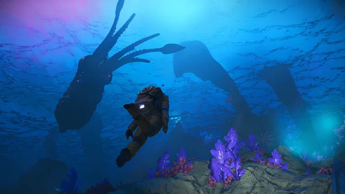 Dans le jeu vidéo No Man's Sky, un personnage en combinaison spatiale flotte au-dessus d'une mer de nuages colorés sous la lumière bleue.