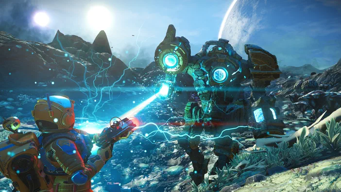 Dans le jeu vidéo No Man's Sky, un personnage en armure orange tire sur une créature mécanique bleue dans un paysage extraterrestre.