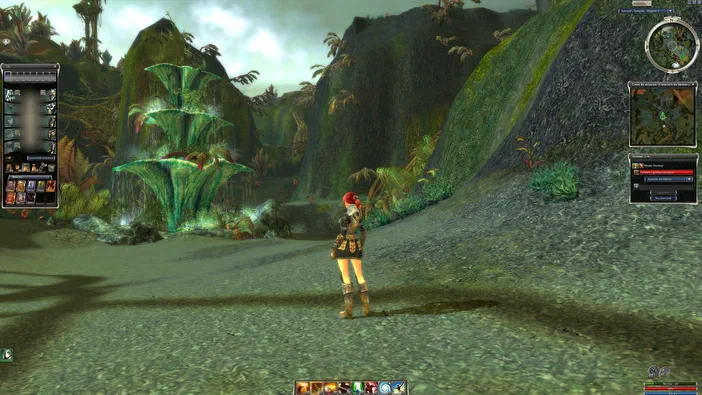 Dans le jeu Guild Wars Reforged, un personnage se tient sur une plage sablonneuse face à des formations rocheuses verdoyantes et luxuriantes.