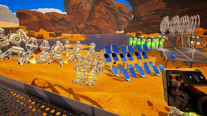 Capture d'écran du jeu The Planet Crafter montrant une base robotique avec des panneaux solaires et des structures sur un terrain désertique rocheux.