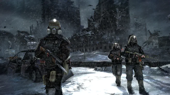 Dans le jeu vidéo Metro 2033, trois personnages en tenue de protection et armes avancent dans une ville post-apocalyptique enneigée.