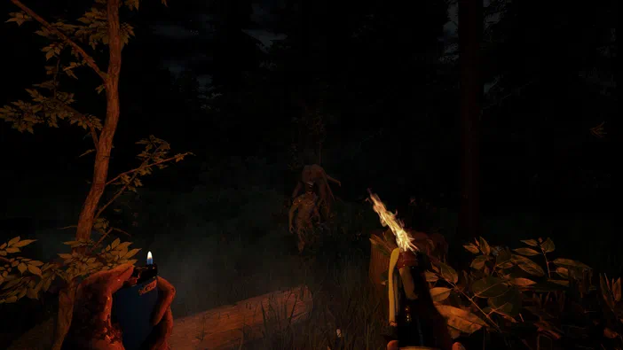 Dans le jeu vidéo The Forest, un joueur tient une torche et une lampe de poche face à un monstre dans la forêt sombre.