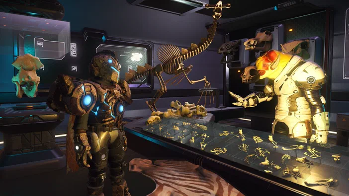 Dans No Man's Sky, deux personnages en armure se tiennent devant une vitrine exposant des squelettes d'animaux et de dinosaures dans un musée.