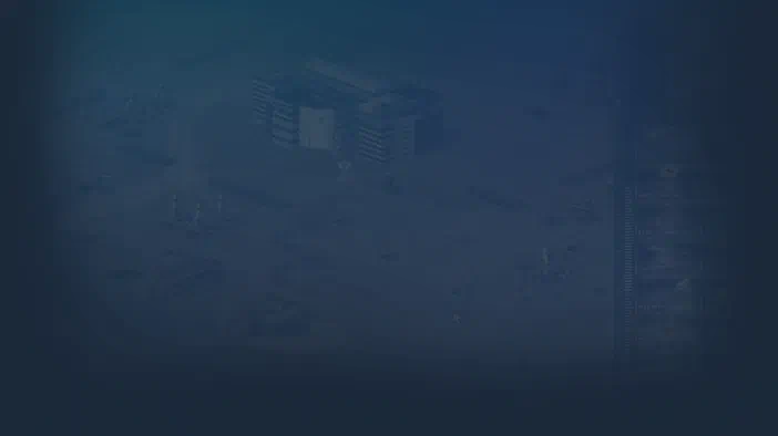 Vue aérienne d'un paysage désolé avec des structures de base militaires dans le jeu vidéo Command & Conquer Tiberian Sun