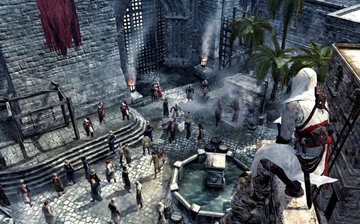 Capture d'écran du jeu Assassin's Creed montrant un assassin en tenue blanche observant une cour médiévale remplie de personnages.