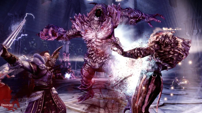 Dans Dragon Age: Origins, un mage lance une attaque magique sur deux créatures démoniaques dans une cathédrale sombre.