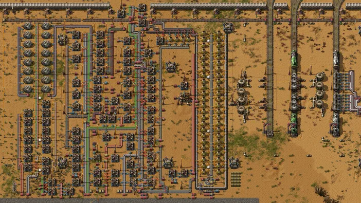 Vue aérienne d'une base industrielle complexe dans le jeu Factorio avec des usines, des trains et un réseau de rails.