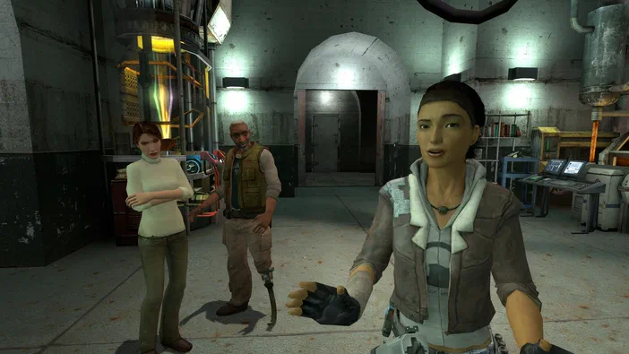 Capture d'écran de Half-Life 2 montrant trois personnages dans une base industrielle avec des équipements scientifiques en arrière-plan.