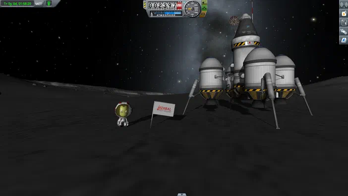 Dans Kerbal Space Program, un astronaute vert se tient devant une base lunaire avec le logo de la société.