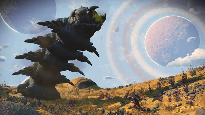Dans le jeu vidéo No Man's Sky, un monstre géant se dresse sur une planète aux couleurs ocre sous deux lunes et des anneaux planétaires.