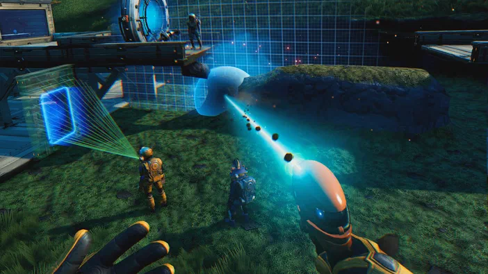 Capture d'écran du jeu vidéo No Man's Sky montrant un personnage en vue subjective utilisant une arme à faisceau lumineux bleue sur des autres personnages et structures dans un environnement herbeux.
