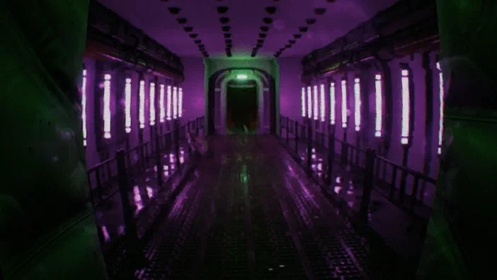 Une vue d'un couloir futuriste dans le jeu Unknown Tapes, illuminé par des lumières violettes verticales et une porte au fond.