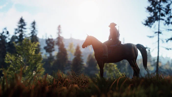 Dans le jeu Rust, un joueur à cheval traverse une forêt ensoleillée.