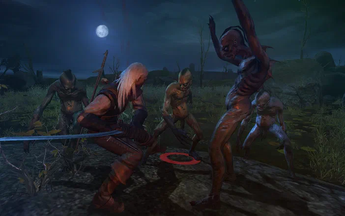 Dans The Witcher: Enhanced Edition, le protagoniste aux cheveux blancs se tient en position de combat face à plusieurs créatures monstrueuses dans un paysage nocturne sous la lune.