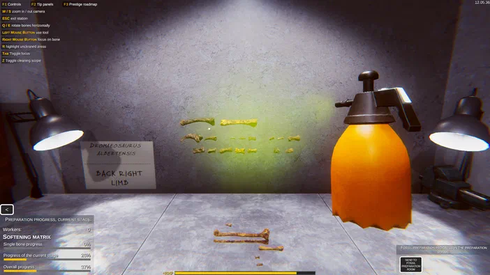 Capture d'écran du jeu Dinosaur Fossil Hunter montrant des ossements de dinosaure en cours de préparation sur une table avec un vaporisateur orange.