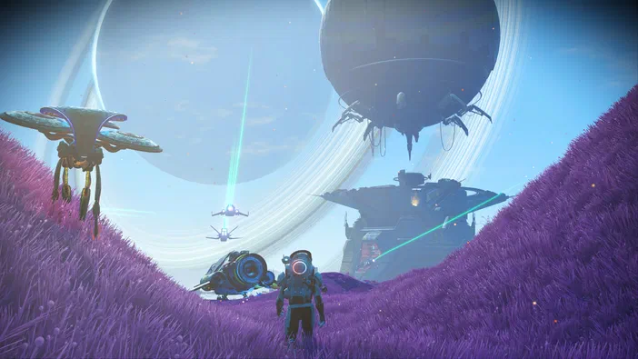 Capture d'écran du jeu vidéo No Man's Sky montrant un personnage en combinaison spatiale sur une planète aux herbes violettes avec des vaisseaux et structures flottantes dans le ciel.