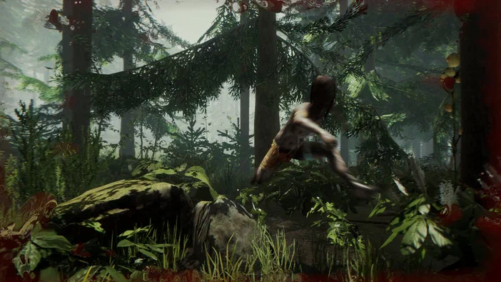 Capture d'écran du jeu vidéo The Forest montrant un personnage nu courant dans une forêt dense et brumeuse.