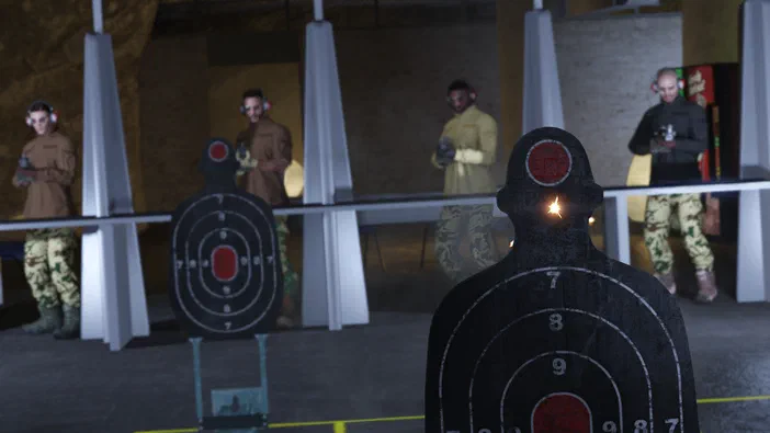 Dans Grand Theft Auto V Legacy, quatre personnages en tenue de camouflage et casques auditifs se tiennent à des postes d'entraînement avec cibles noires devant eux.