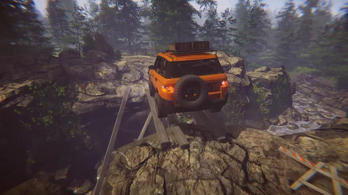 Dans le jeu Dinosaur Fossil Hunter, une voiture orange traverse un pont en bois surplombant des rochers dans une forêt.