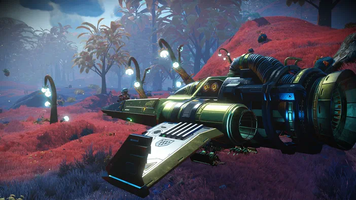 Dans le jeu vidéo No Man's Sky, un vaisseau spatial aux couleurs vertes et dorées survole une planète rouge parsemée de végétation étrange.