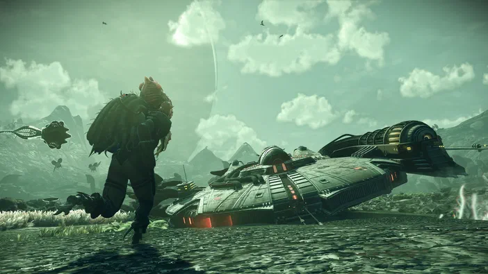 Dans le jeu vidéo No Man's Sky, un personnage en armure court sur une planète aux reliefs montagneux où repose l'épave d'un vaisseau spatial.