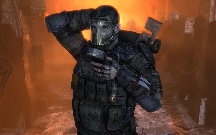 Personnage de Metro 2033 en armure et masque à gaz dans un tunnel sombre éclairé par une lumière orange