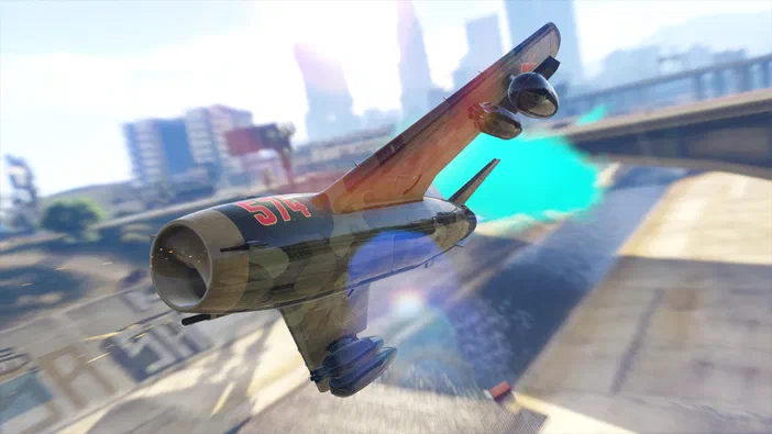 Un avion de combat aux couleurs camouflées vole au-dessus d'une ville dans le jeu vidéo Grand Theft Auto V Legacy.