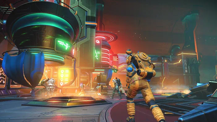 Capture d'écran du jeu vidéo No Man's Sky montrant un personnage en combinaison spatiale jaune dans une base futuriste aux néons colorés.
