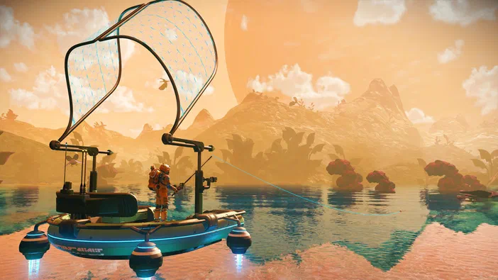 Dans le jeu vidéo No Man's Sky, un personnage en combinaison orange pêche depuis une embarcation flottante bleue sur une planète aux couleurs orangées avec des montagnes et de la végétation au loin.