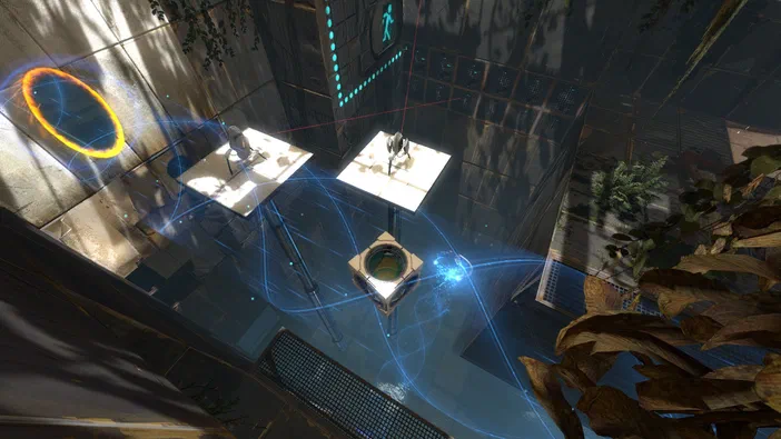 Vue en hauteur d'une scène de jeu Portal 2 montrant deux cubes blancs avec des personnages et un cube central flottant dans une pièce aux murs métalliques.