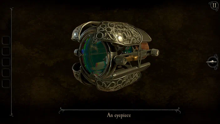 Un objet métallique orné avec une lentille verte dans le jeu vidéo The Room 4: Old Sins.