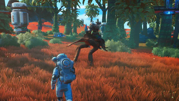 Dans le jeu vidéo No Man's Sky, un personnage en combinaison spatiale observe une créature ailée sur des herbes rousses sous des arbres.