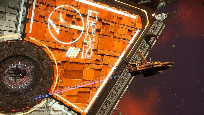 Dans l'univers de No Man's Sky, une petite navette explore un gigantesque vaisseau spatial aux parois orange et grises parsemées d'inscriptions blanches.