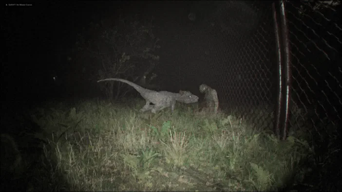 Capture d'écran du jeu Unknown Tapes montrant un dinosaure gris et une créature humanoïde dans l'herbe la nuit près d'une clôture.