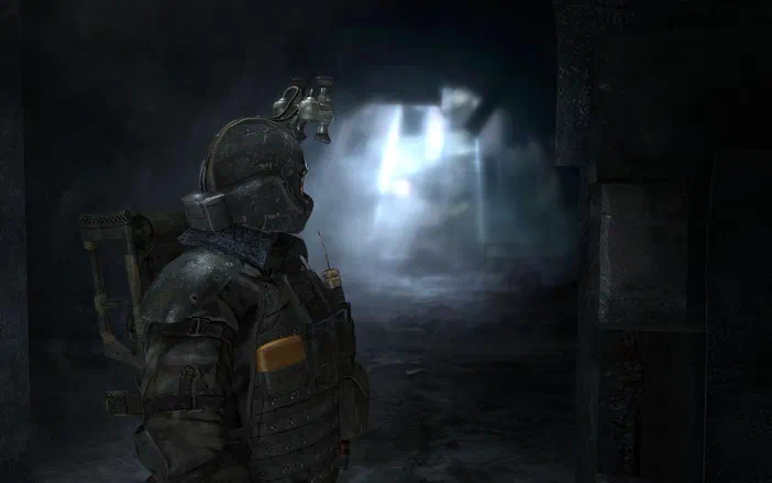 Dans le jeu vidéo Metro 2033, un personnage en armure se tient dans une grotte sombre face à une lumière intense.