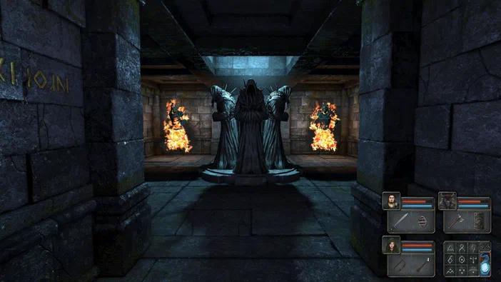 Capture d'écran du jeu Legend of Grimrock montrant un personnage en cape sombre dans une salle de pierre avec des torches allumées.