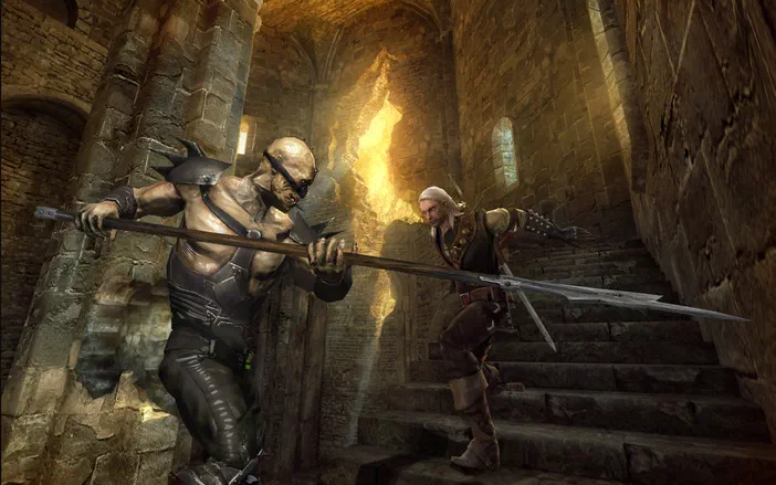 Dans The Witcher: Enhanced Edition, Geralt affronte un ennemi armé d'une lance dans une salle de pierre éclairée par la lumière du jour.