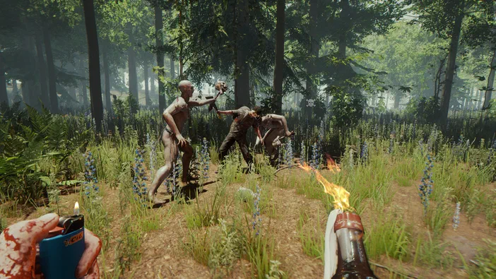 Dans le jeu vidéo The Forest, un joueur lance une bouteille enflammée sur des créatures hostiles dans une clairière forestière fleurie.