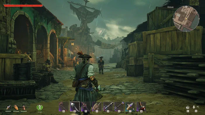 Capture d'écran du jeu Windrose montrant un personnage en vue arrière dans une rue de port sous la pluie avec des bâtiments et navires pirates.