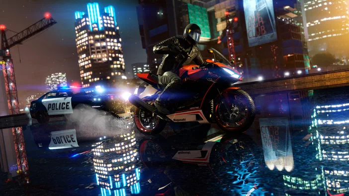 Dans Grand Theft Auto V Enhanced, un motard fonce sur une moto rouge et noire dans les rues d'une ville de nuit arrosée par la pluie, poursuivi par des voitures de police.
