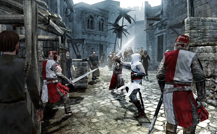Dans Assassin's Creed, un assassin en tenue blanche affronte plusieurs gardes dans une rue pavée de style médiéval.