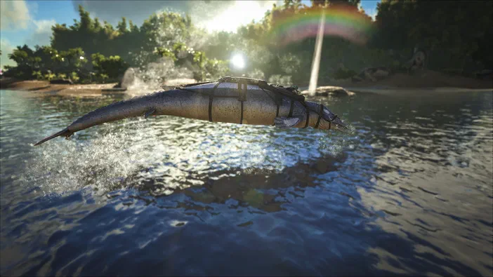 Capture d'écran du jeu vidéo ARK: Survival Evolved montrant un dinosaure équipé de harnais flottant au-dessus d'une eau calme sous un soleil brillant.