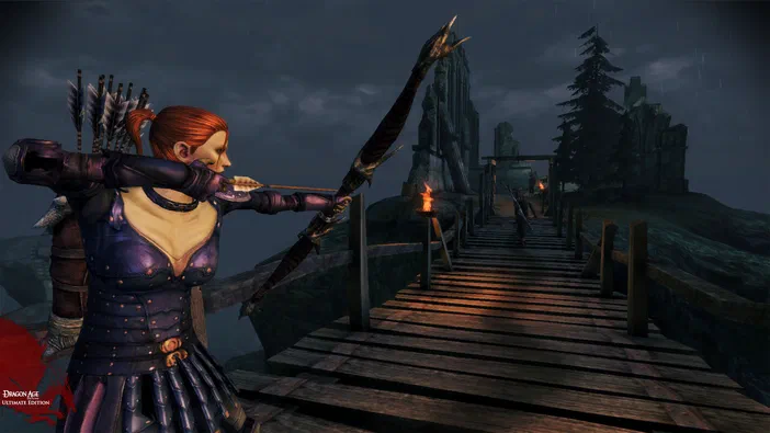 Dans Dragon Age: Origins - Ultimate Edition, une archère aux cheveux roux vise son arc sur un pont de bois en contrebas d'une forteresse sombre sous la pluie.